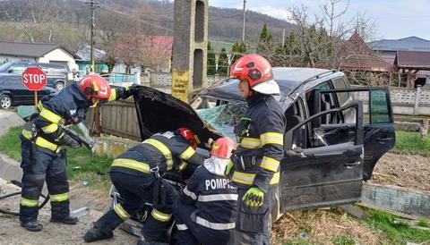 Accident rutier cu patru persoane implicate, într-o localitate din judeţul Iaşi/ Maşina în care se aflau s-a izbit de un cap de pod - FOTO