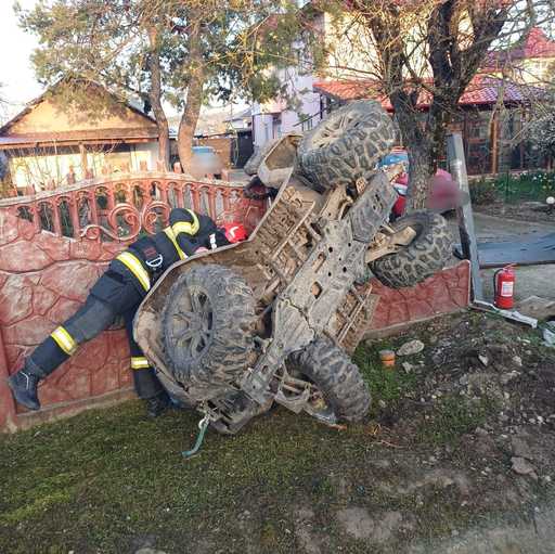 UPDATE - Argeş - Un tânăr în vârstă de 25 de ani a fost rănit după ce a intrat cu ATV-ul într-un gard / El nu avea permis de conducere şi a refuzat recoltarea de probe pentru stabilirea alcoolemiei - FOTO