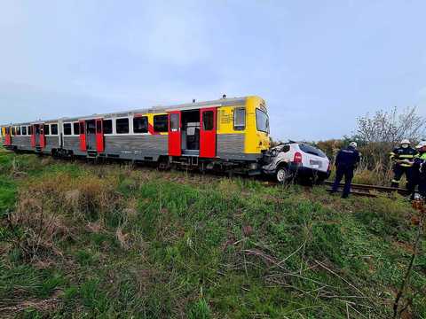 Timiş: Bărbat mort, după ce maşina pe care o conducea a fost lovită violent de un tren cu 30 de persoane, la o trecere de nivel cu calea ferată - FOTO
