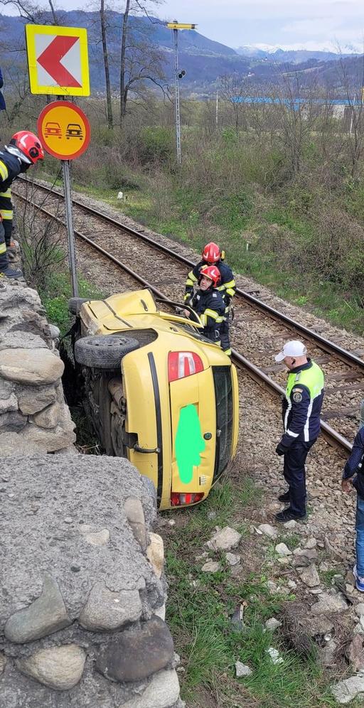 UPDATE - Vâlcea: Două autoturisme, implicate într-un accident rutier grav/ Unul dintre ele s-a răsturnat pe marginea unei căi ferate/ Patru persoane, rănite, una fiind în stare gravă/ Momentul impactului, surprins în imagini - FOTO / VIDEO