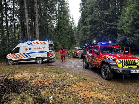 Salvamont Neamţ, intervenţie în Masivul Ceahlău, pentru acordarea primului ajutor şi evacuarea unei victime cu traumatism de membru inferior / O altă persoană a suferit o criză cardiacă, în zona Staţiunii Durău