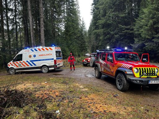 Salvamont Neamţ, intervenţie în Masivul Ceahlău, pentru acordarea primului ajutor şi evacuarea unei victime cu traumatism de membru inferior / O altă persoană a suferit o criză cardiacă, în zona Staţiunii Durău