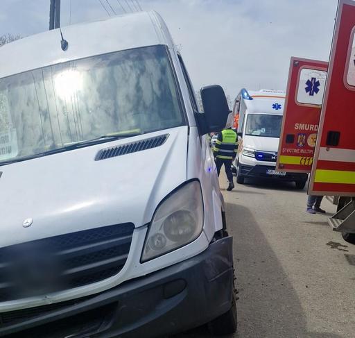 Giurgiu: Cinci răniţi în urma unui accident rutier în care a fost implicat un microbuz cu şapte pasageri 