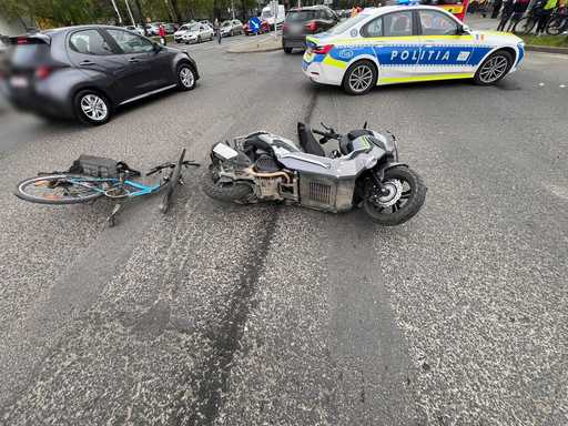 Timişoara: Accident între un biciclist şi un motociclist / Primul dintre ei a traversat strada pe culoarea roşie a semaforului