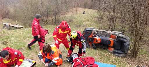 UPDATE - Intervenţie pentru salvarea unei persoane care s-a răsturnat cu ATV-ul într-o zonă greu accesibilă a Munţilor Şureanu / Victima, un bărbat de 43 de ani, transportată cu elicopterul la spital - FOTO