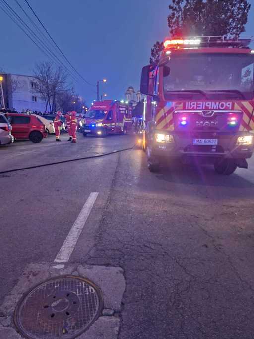 UPDATE - Plan Roşu de Intervenţie în Constanţa, unde a ars generalizat un bloc / 9 victime, la spital, între care trei copii / Un adult este intubat - FOTO