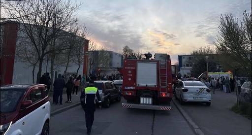Primăria Constanţa anunţă că locatarii din blocul afectat de incendiu vor fi relocaţi / Echipe ale municipalităţii, la faţa locului pentru a evalua situaţia fiecărei familii

