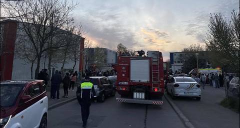 Poliţiştii au deschis dosar penal în urma incendiului de la un bloc social din Constanţa/ Ei continuă cercetările întrerupte noaptea trecută