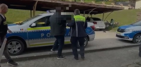 Dolj: Bărbat reţinut după ce a condus fără permis, nu a oprit maşina la semnalul poliţiştilor şi a fugit în curtea locuinţei tatălui său/ Fratele său, care a încercat să îi împiedice pe poliţişti să îl prindă, ameninţându-i şi lovindu-i, reţinut şi el