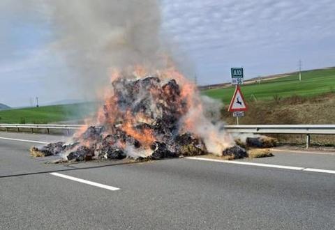 Trafic rutier blocat temporar pe A10 pe sensul Cluj-Alba, din cauza unui incendiu izbucnit la un autocamion care transporta baloţi de lucernă - FOTO
