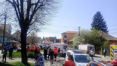 Incendiu într-un bloc din Sibiu/ Pompierii au intervenit de urgenţă/ Trei persoane au fost duse la spital, alte trei au suferit atacuri de panică/ 26 de locatari, evacuaţi - FOTO