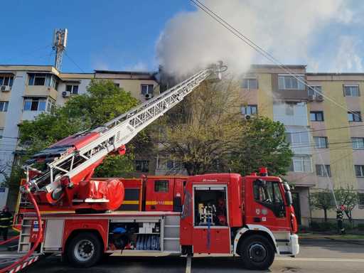 Incendiu puternic într-un apartament din Craiova / Intervin mai multe echipaje de pompieri - FOTO