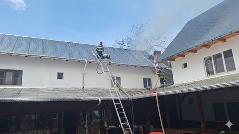 UPDATE - Bihor: Incendiu cu degajări mari de fum la Mănăstirea Izbuc, în podul construcţiei unde sunt chiliile călugărilor/ Incendiul a fost stins