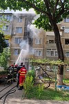 Incendiu într-un bloc din municipiul Oradea/ Mai mulţi locatari, evacuaţi