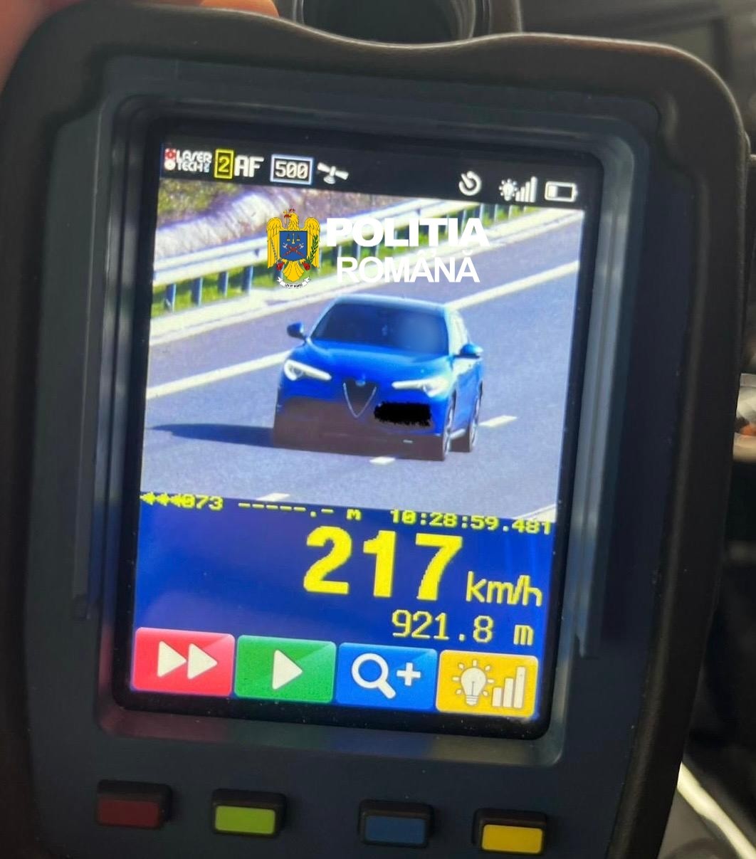 Olt: Şofer înregistrat când circula cu o viteză de 217 kilometri pe oră pe DEX 12/ Bărbatul a primit o amendă de 1.800 de lei şi a rămas fără permis pentru 120 de zile