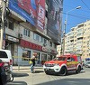 Mesh publicitar desprins de pe faţada unui bloc din Timişoara, cu tot cu plăcile de beton care au cedat, ajungând pe trotuar / Fritz: Cineva a dat găuri /  Cineva putea fi acolo în acel moment / Firma mai fusese amendată - FOTO