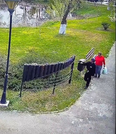 Primarul din Găeşti a sesizat Poliţia, pentru a identifica şi sancţiona două pdersoane filmate când sustrăgeau dintr-un parc florile abia plantate - VIDEO



