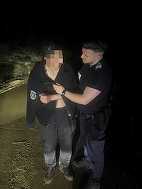 Tânăr, salvat de jandarmii din Bistriţa-Năsăud după ce a fost urmărit de un urs/ El şi-a abandonat treptat din lucruri, inclusiv motocicleta - FOTO, VIDEO