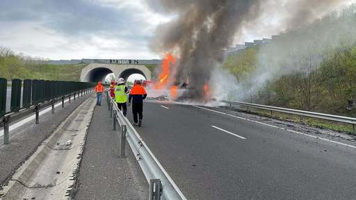 Un camion care transportă fructe a luat foc pe autostradă, în judeţul Hunedoara / Şoferul a reuşit să iasă, dar a suferit atac de panică - FOTO / VIDEO