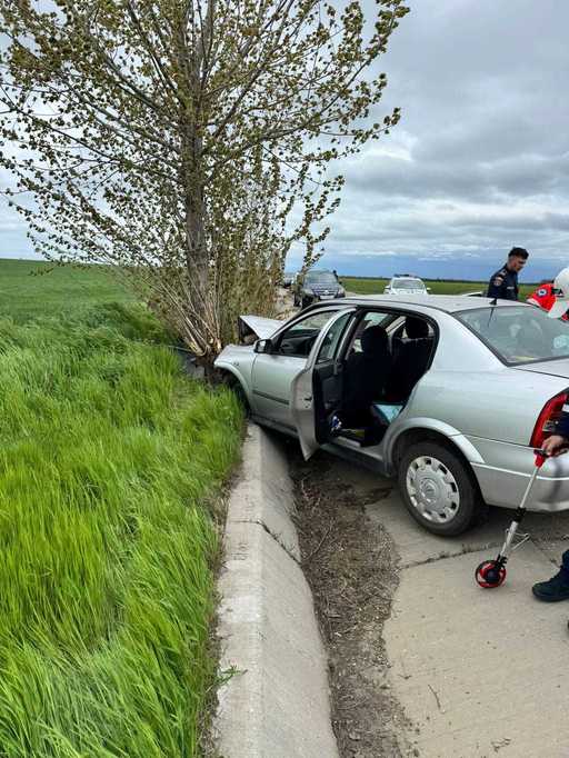 O maşină a intrat într-un copac, pe un drum judeţean din Buzău - O femeie de 83 de ani şi-a pierdut viaţa, iar două persoane au fost rănite - FOTO 