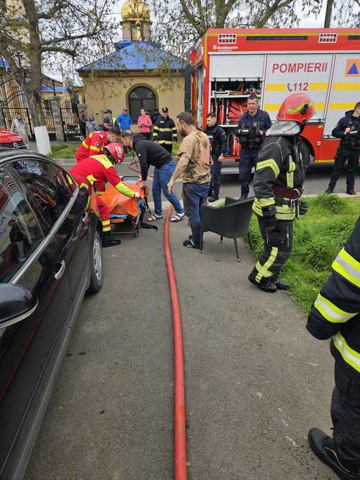 Explozie urmată de incendiu într-o gospodărie din Brăila / Un bărbat de 35 de ani, cu arsuri pe 80% din suprafaţa corpului - FOTO / VIDEO

