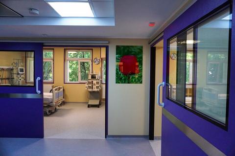 Doi vârstnici au ajuns la Spitalul Judeţean Bistriţa, după ce s-ar fi accidentat pe o scară rulandă din oraş / Bărbatul a suferit un stop cardio-respirator, fiind intubat / Anchetă a Poliţiei