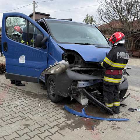 Planul Roşu de Intervenţie, activat în judeţul Giurgiu după un accident în care au fost implicate un microbuz şi trei autorturisme/ Cinci persoane, transportate la spital, una fiind în stare gravă