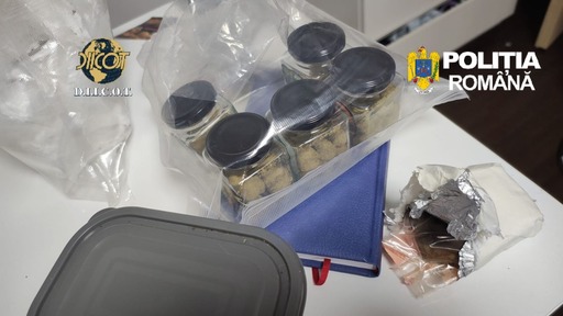 Percheziţii la o grupare care vindea elevilor şi studenţilor dispozitive de vapat cu canabis, ciuperci şi jeleuri halucinogene / Parte din droguri, aduse în colete din străinătate / Culturi de canabis înfiinţate în mai multe localităţi

