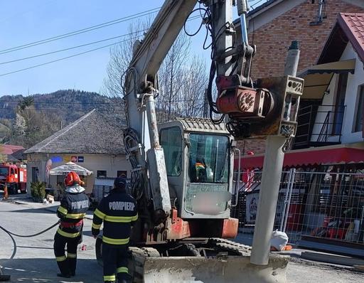 UPDATE-Conductă de gaz avariată şi pierderi de gaze în urma unor lucrări în Rucăr / Pompierii au izolat zona şi au anunţat distribuitorul/ Trafic oprit pentru autocamioane şi alternativ pentru celelalte maşini/ O sută de localnici, evacuaţi - VIDEO, FOTO