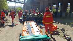 UPDATE - Accident rutier grav la Iaşi: autoturism căzut de pe Pasarela Bucium, după ce s-a ciocnit cu un camion/ Pompierii intervin pentru salvarea celor implicaţi/ A fost declarat decesul şoferului - FOTO