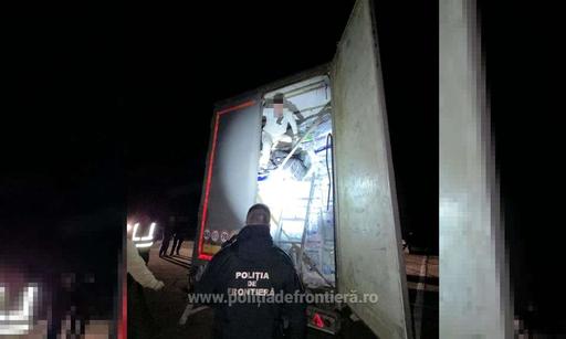 Doi cetăţeni turci, care au încercat să intre ilegal în România, descoperiţi la punctul de trecere a frontierei de la Giurgiu. Cei doi erau ascunşi în remorca unui camion - FOTO