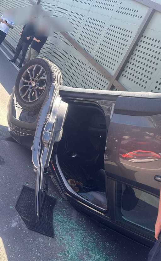 Femeie rănită în parcarea unui centru comercial din Piteşti, după ce un autoturism a lovit un parapete din beton şi un indicator, după care s-a răsturnat / La volanul maşinii se afla un bărbat de 70 de ani - VIDEO