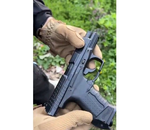 Botoşani: Poliţiştii au ridicat pistolul unui bărbat după ce acesta a postat pe reţelele sociale un videoclip în care purta arma şi a ameninţat o persoană - FOTO
