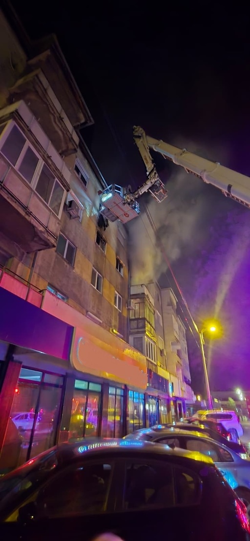 Trei persoane, duse la spital în urma unui incendiu izbucnit într-un bloc din Oradea. Mai mulţi locatari, evacuaţi cu autoscara. Focul a pornit de la o lumânare lăsată nesupravegheată - FOTO, VIDEO