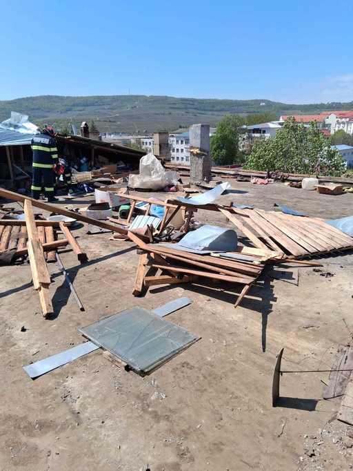 Vaslui: Bărbat mort, după ce un acoperiş luat de vânt a căzut peste el - FOTO
