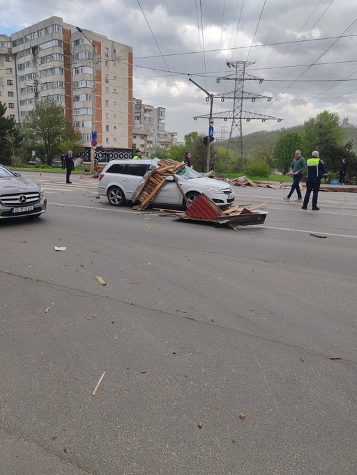 Efectele vântului puternic în judeţul Iaşi: acoperişuri smulse, copaci căzuţi, mai multe persoane fiind rănite
