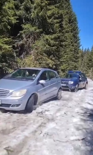 Alba: Trei femei, rămase  blocate cu un autoturism în zona montană Poiana Muierii, ajutate de jandarmii montani - VIDEO
