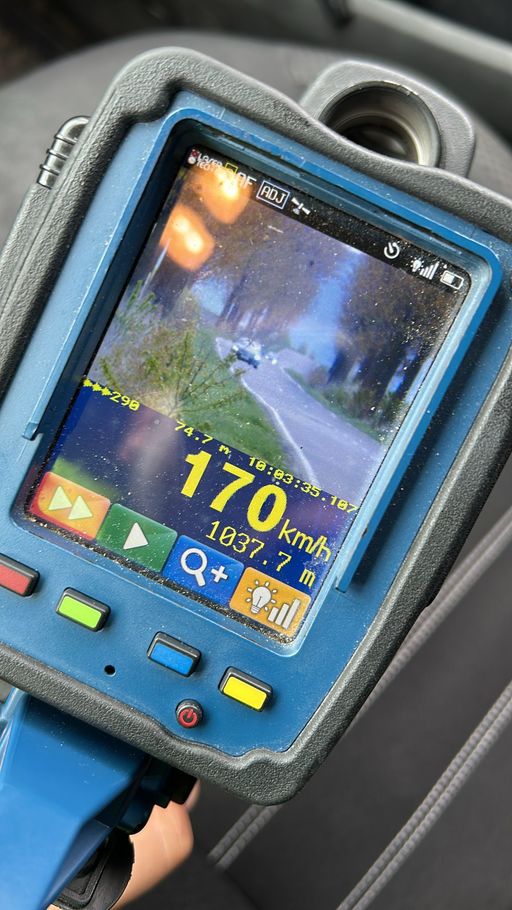 Botoşani: O maşină a fost înregistrată de aparatul radar când circula cu 170 km/h în localitate / Şoferul a fost amendat cu 4000 de lei şi lăsat fără permis pentru patru luni - FOTO
