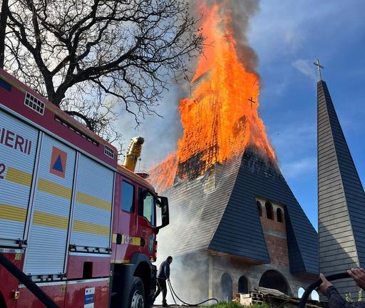 UPDATE - Maramureş: Incendiul puternic izbucnit la Biserica Catolică din Şurdeşti a fost stins/ Autorităţile precizează că nu este vorba despre lăcaşul de cult din patrimoniul UNESCO - VIDEO