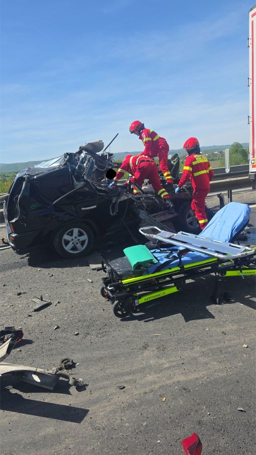 UPDATE - Trafic blocat pe A1, pe sensul Sibiu-Sebeş, după un accident în care au fost implicate două camioane şi un autoturism/ Trei persoane, evaluate medical, una fiind descarcerată şi transportată la spital - FOTO