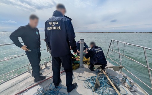 Poliţiştii de frontieră au salvat 17 sturioni care fusese prinşi în plase ilegale în Marea Neagră - VIDEO