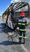 UPDATE - Tulcea: Un autocar în care se aflau 27 de persoane a luat foc/ Nimeni nu a fost rănit