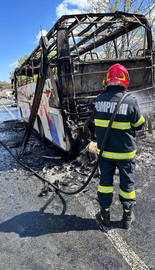 UPDATE - Tulcea: Un autocar în care se aflau 27 de persoane a luat foc/ Nimeni nu a fost rănit