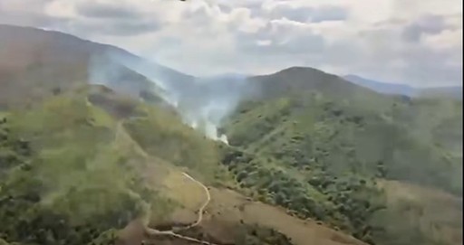 UPDATE - Caraş-Severin: Incendiu de vegetaţie uscată şi păşune împădurită, în comuna Slatina-Timiş, într-o zonă greu accesibilă. Intervin zeci de pompieri, dar şi un elicopter dotat cu sistem de stingere/ 60 de hectare afectate - FOTO, VIDEO