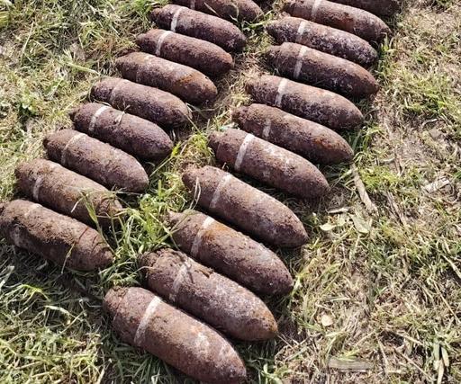 Muniţie descoperită într-o localitate din judeţul Iaşi, în timpul săpăturilor pentru realizarea unui gard/ Cele 71 de proiectile perforante şi cele 21 de proiectile explozive au fost ridicate de pirotehnicieni