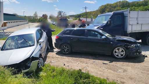 Argeş - Două persoane au fost rănite în urma unui accident în care au fost implicate două autoturisme şi o autoutilitară / Sunt înregistrate scurgeri de combustibil - FOTO