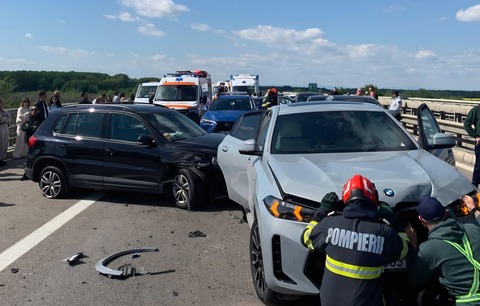 Trafic rutier blocat pe autostrada A3, pe sensul spre Bucureşti, din cauza unui accident în lanţ cu şapte maşini/ O persoană a fost rănită/ Circulaţia, deviată spre DN1 - FOTO