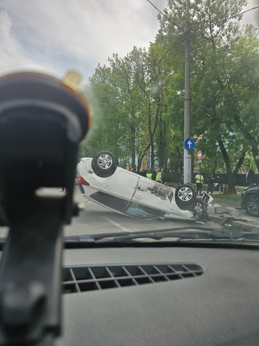Accident cu trei maşini în Sectorul 6 / Unul dintre vehicule s-a răsturnat pe plafon, o femeie fiind rănită / Una dintre maşini, implicată anterior în alt eveniment rutier - FOTO