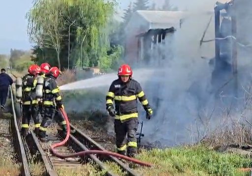 UPDATE - Incendiu puternic într-o comună din Buzău: Un grajd, furaje şi un parc auto au fost cuprinse de flăcări/ Trei cai şi un mânz au murit arşi de vii/ Incendiul a fost lichidat/ Au ars 8 autoturisme, din care doar unul era înmatriculat - VIDEO