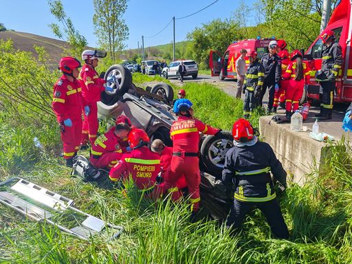 Şase persoane au fost rănite, din care una foarte gravă, într-un accident rutier în judeţul Mureş, unde un autoturism s-a răsturnat. Traficul rutier în zonă a fost blocat, iar răniţii au fost transportaţi la UPU SMURD Târgu Mureş - VIDEO, FOTO